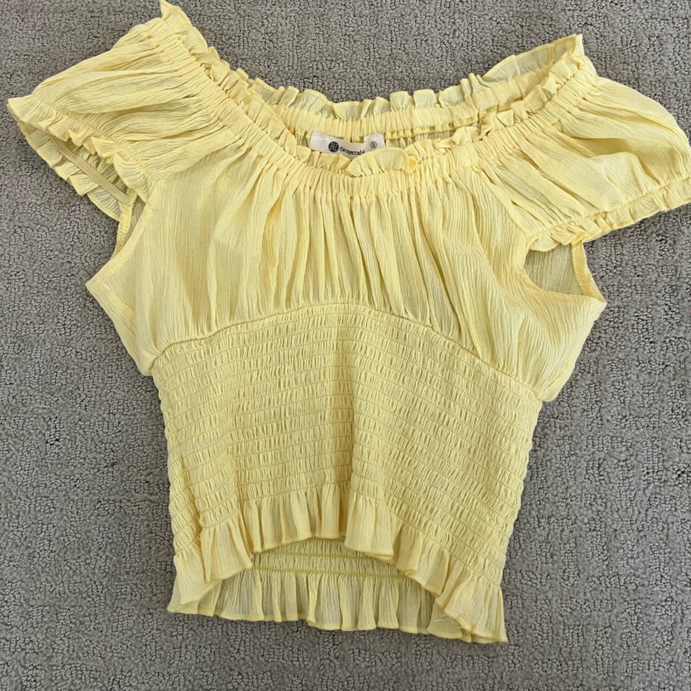super cute yellow top!